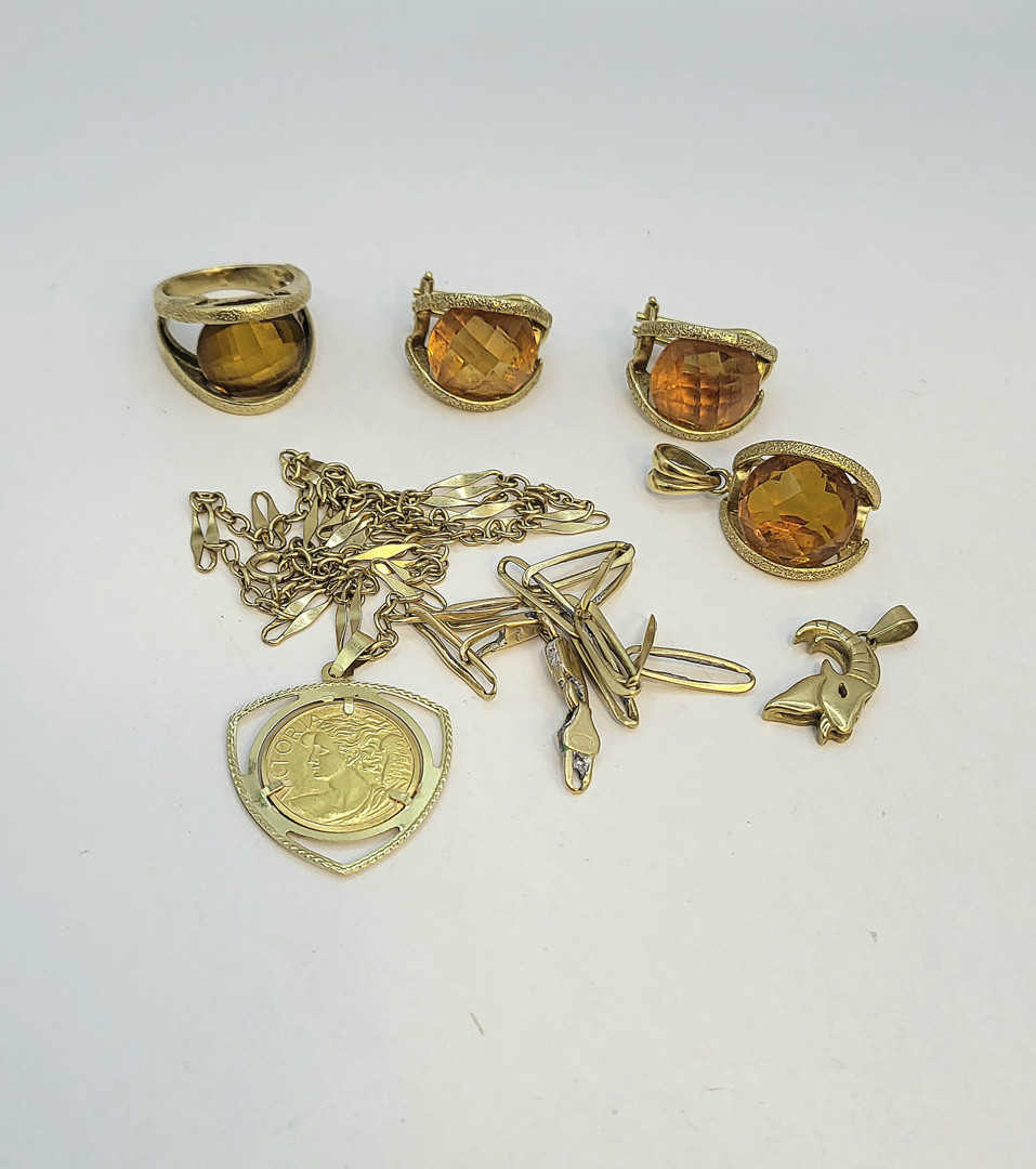 Vari oggetti oro pietre