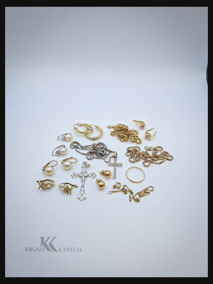 Vari oggetti in oro pietre perle diamantini