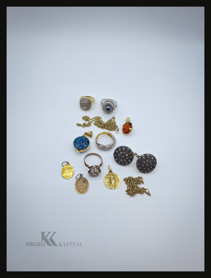 Vari oggetti in oro pietre argento diamantini