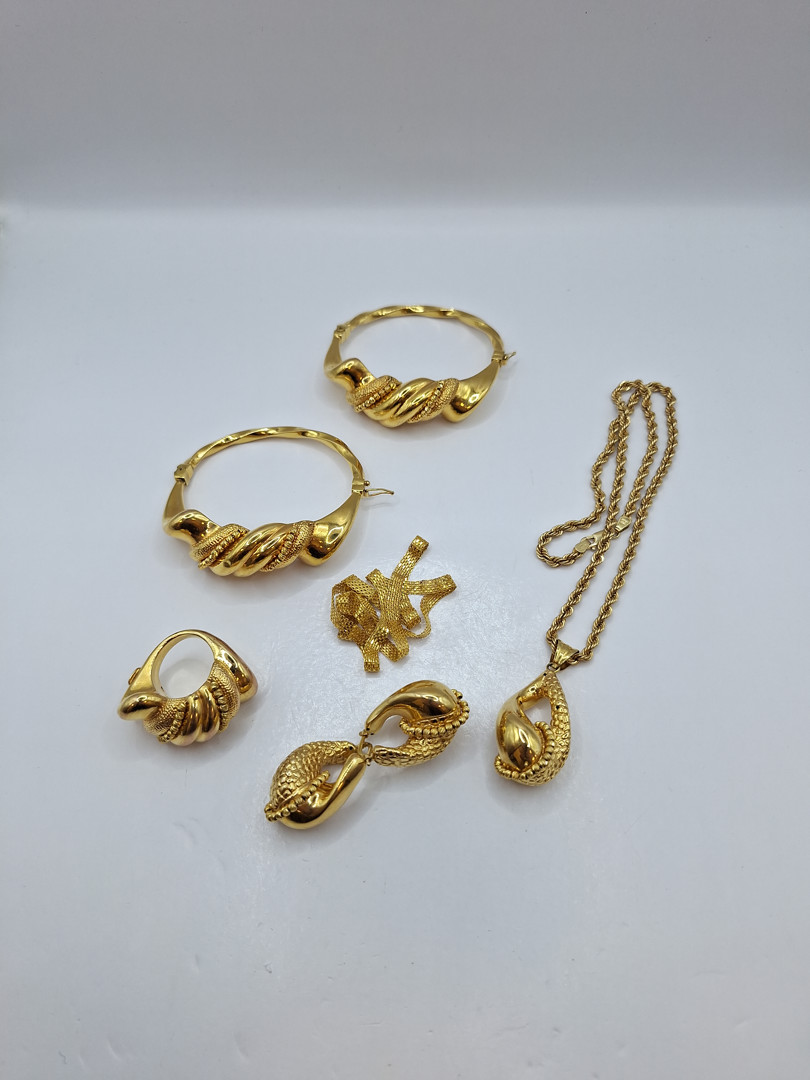 Vari oggetti in oro metallo 