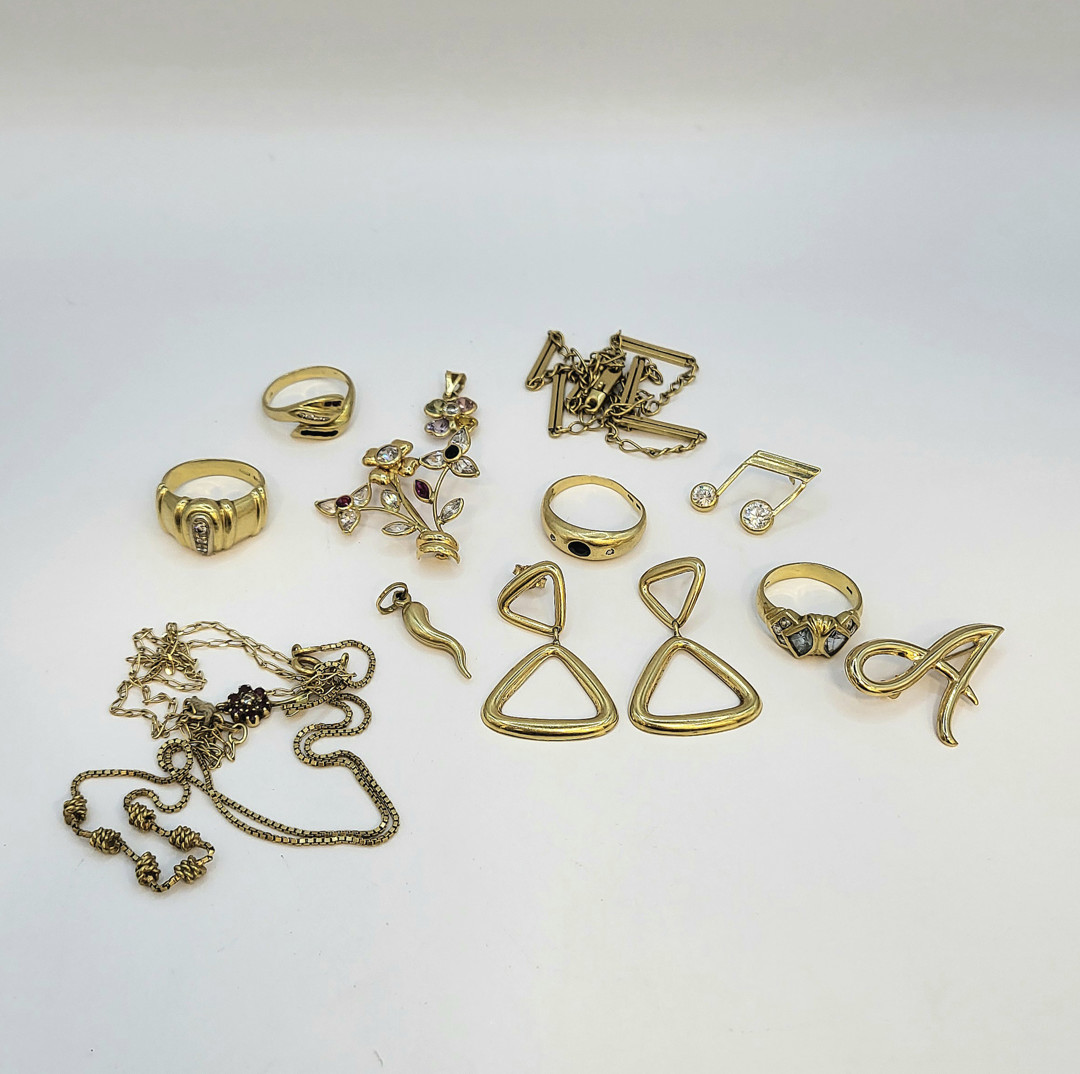 Vari oggetti in oro pietre 