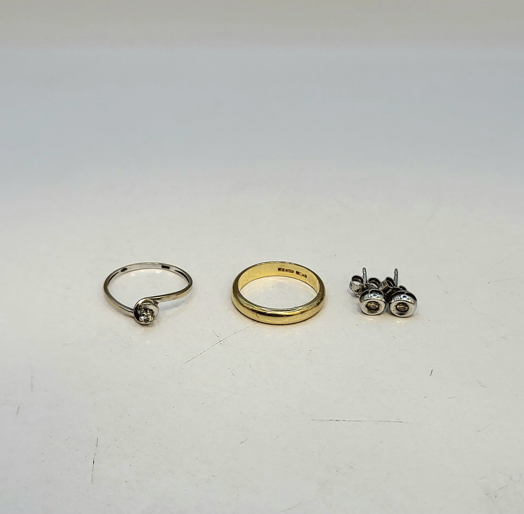 Vari oggetti oro pietre diamantino