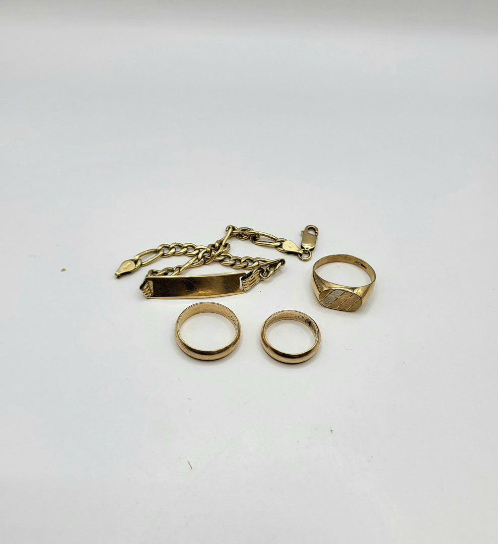 Tre anelli e bracciale oro