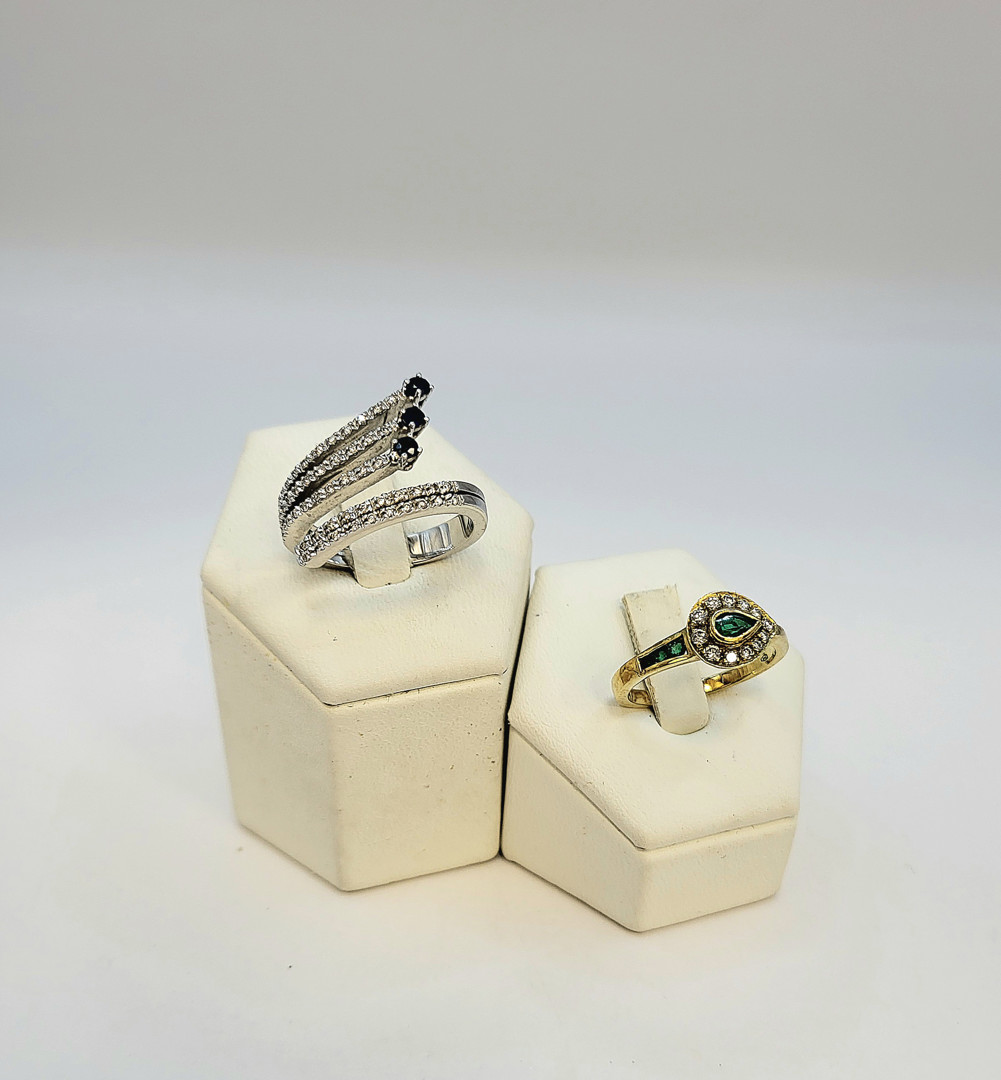 Due anelli oro diamantini pietre