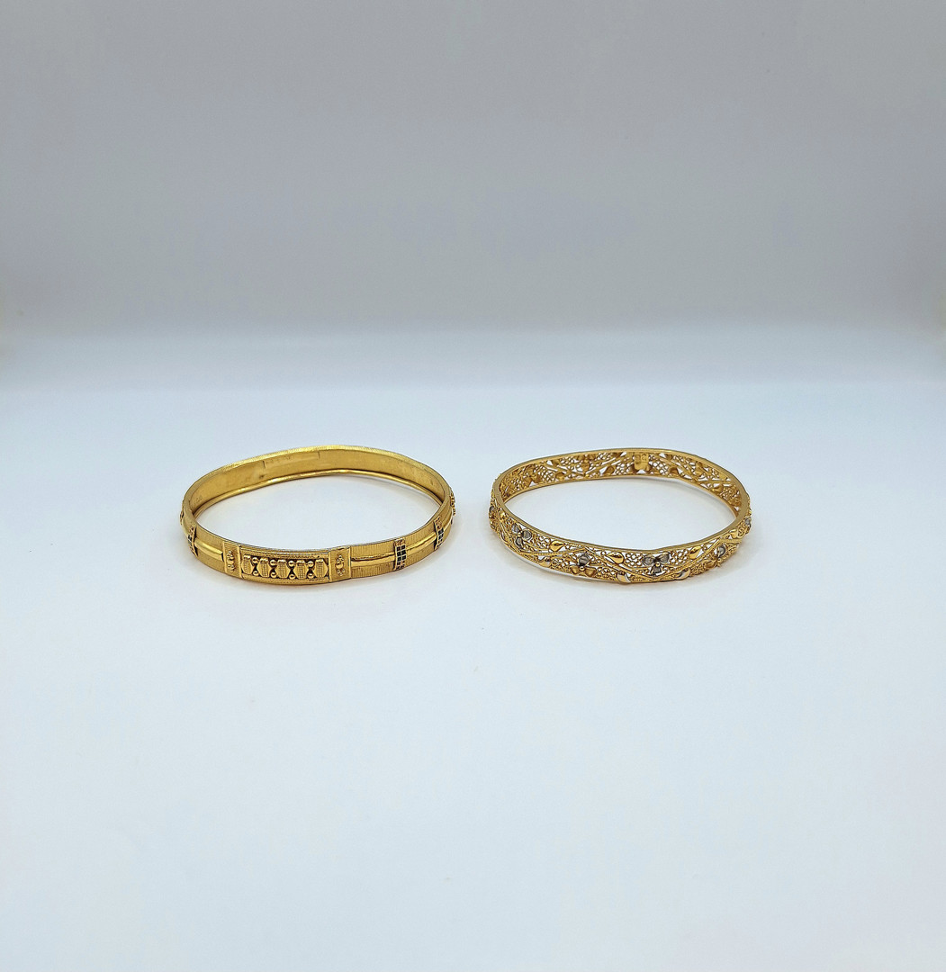 Un paio di bracciali oro