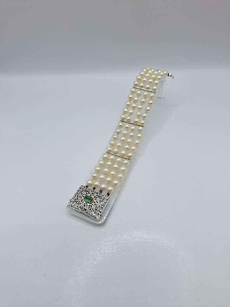 Bracciale di perle con chiusura e parti oro pietra diamantini