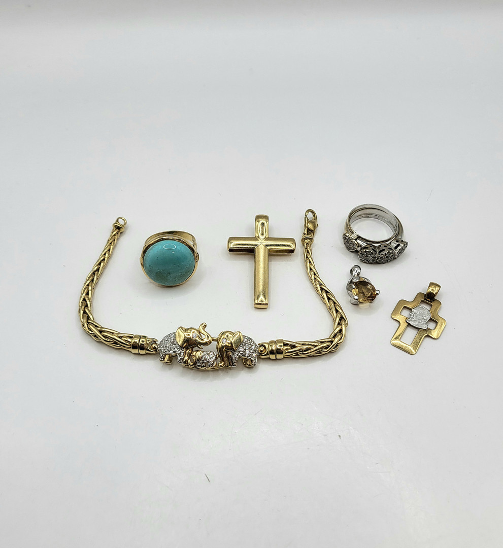 Vari oggetti in oro pietre diamantini 