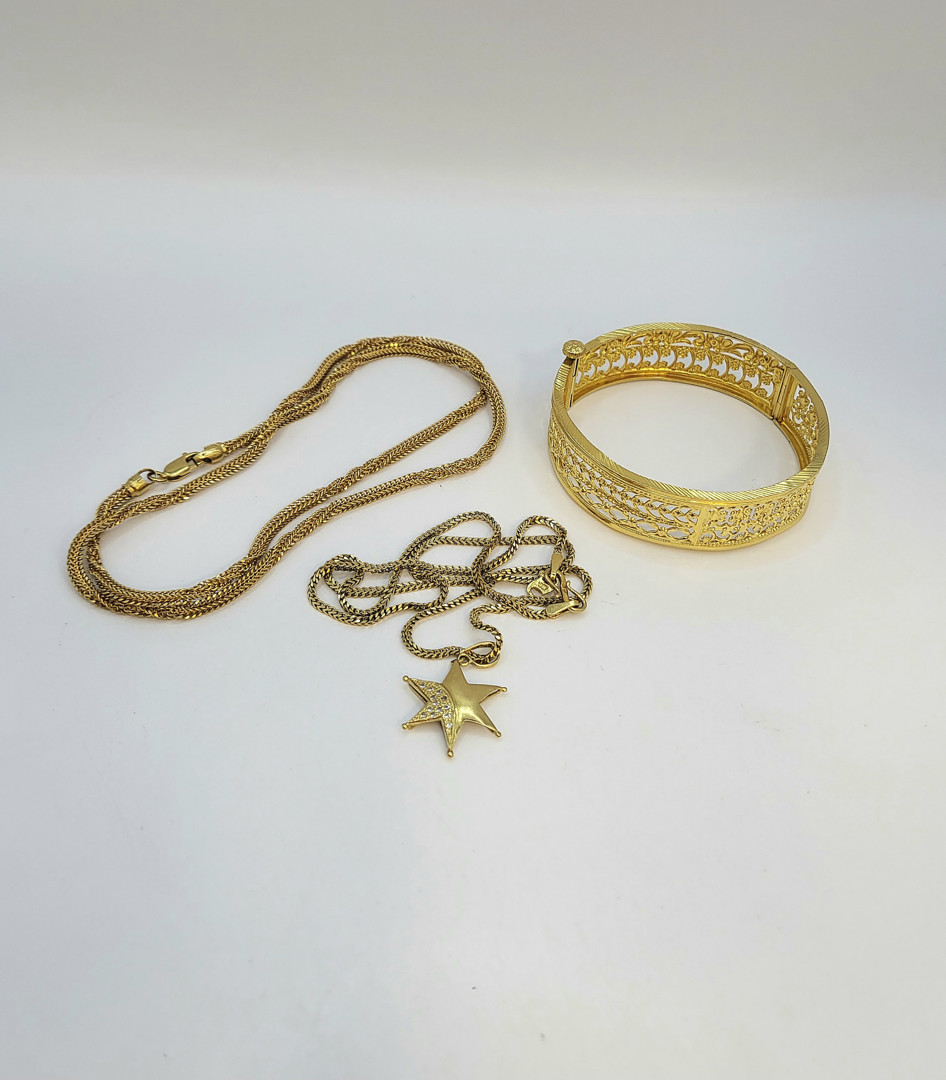 Vari oggetti oro pietre