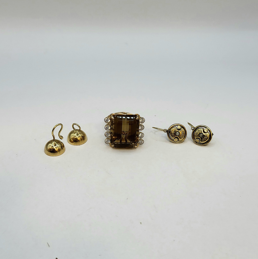 Vari oggetti oro pietre