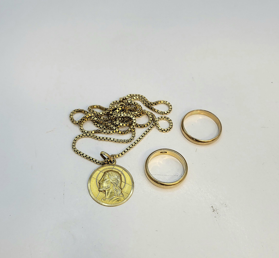 Due anelli e collana oro