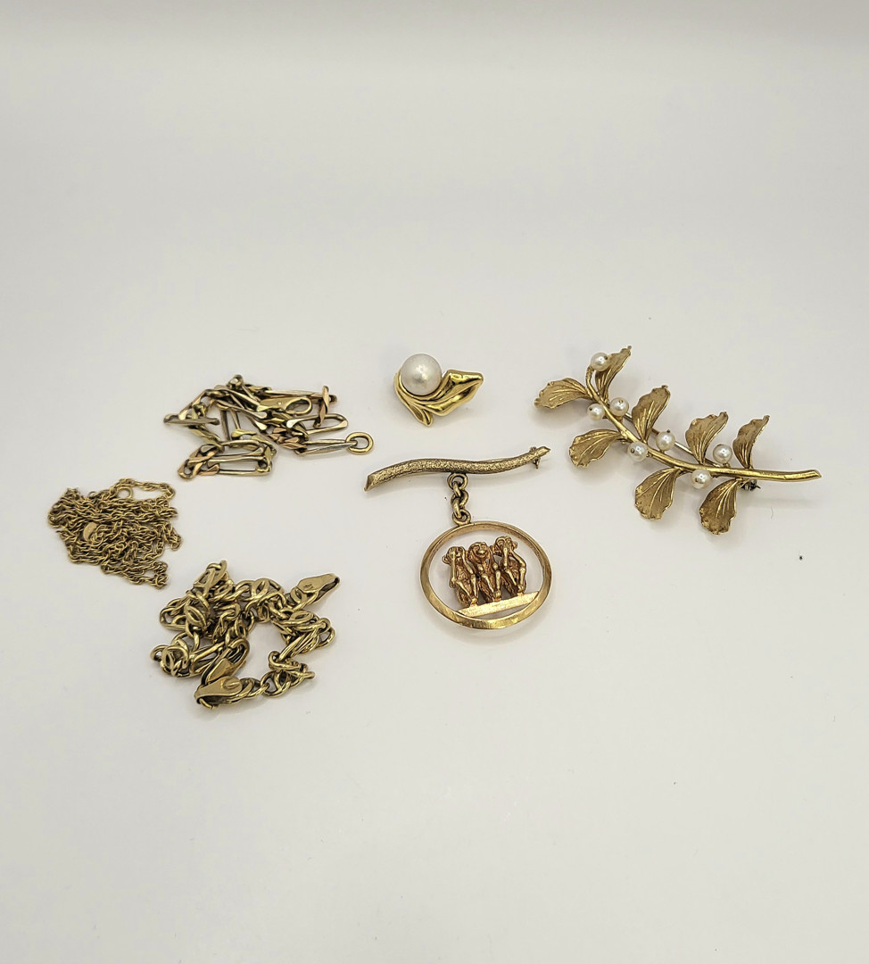 Vari oggetti in oro madreperle 
