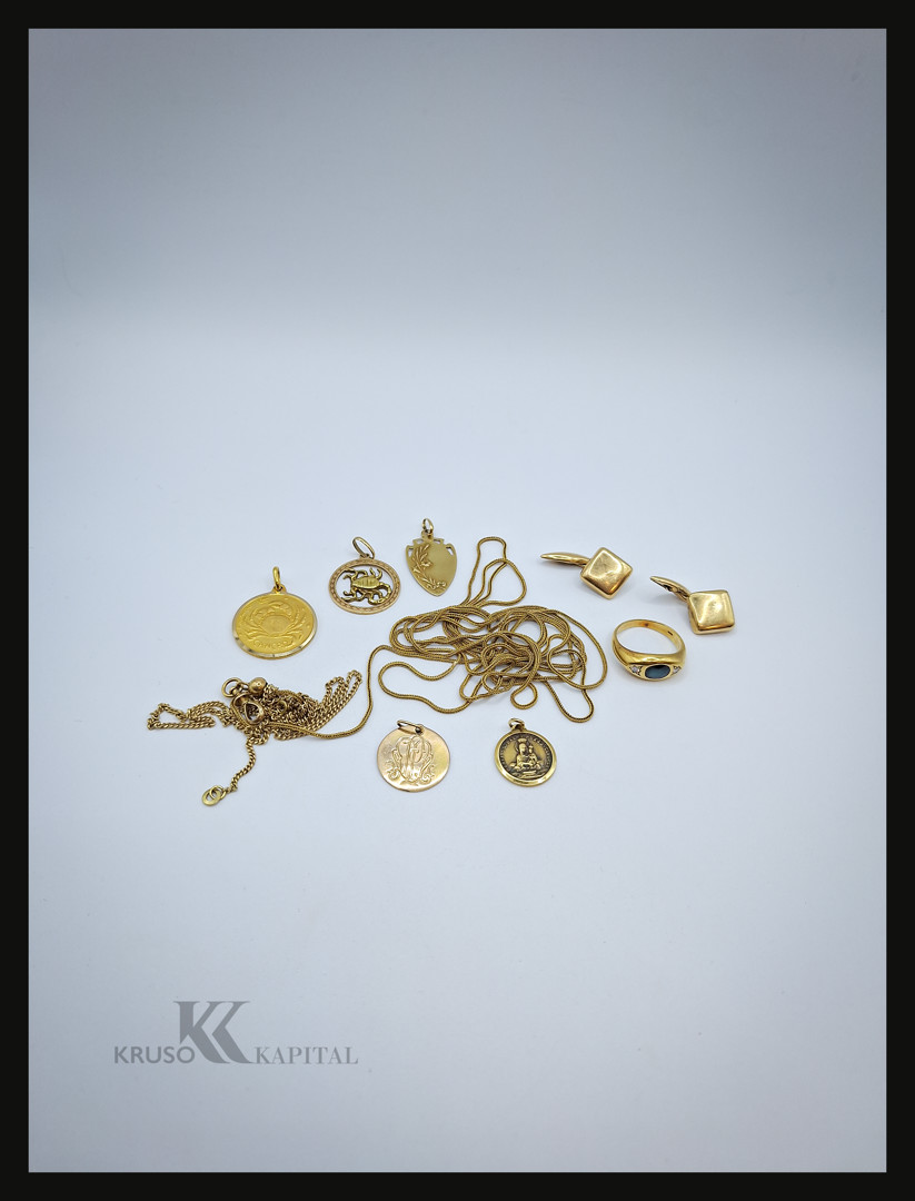 Vari oggetti in oro metallo diamanti pietra smalto