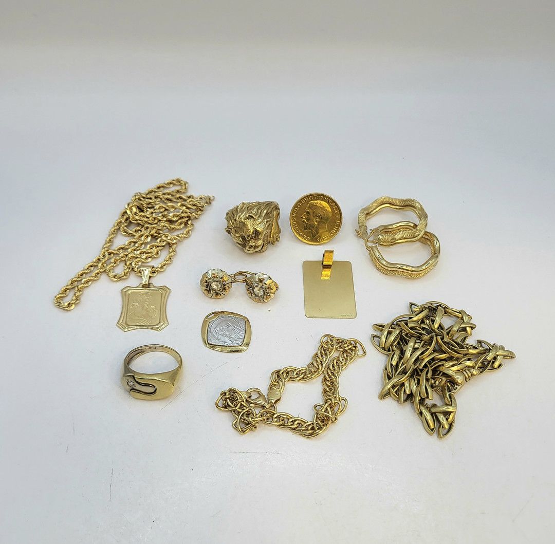 Vari oggetti in oro pietre