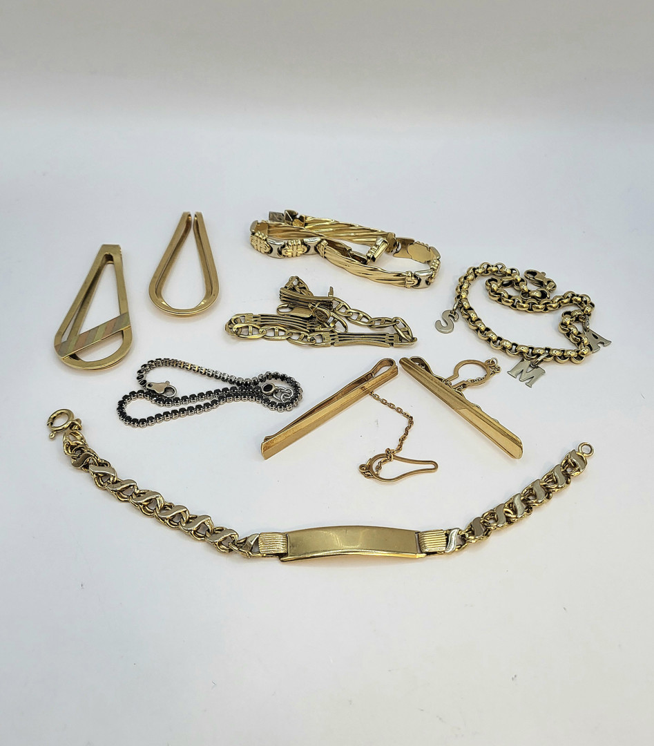 Vari oggetti in oro pietre