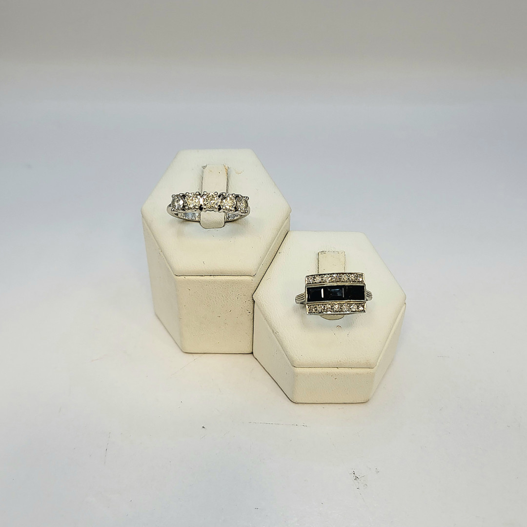 Due anelli oro diamanti pietre