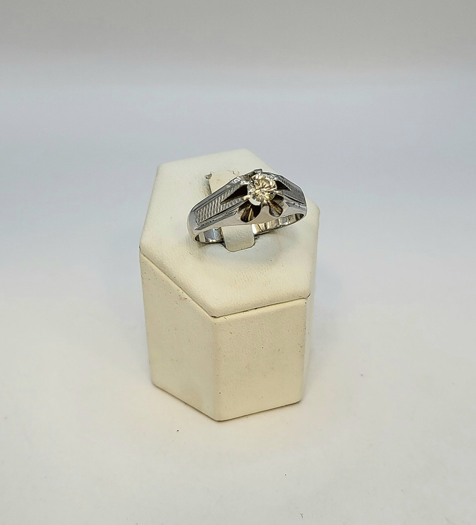 Anello oro con diamante