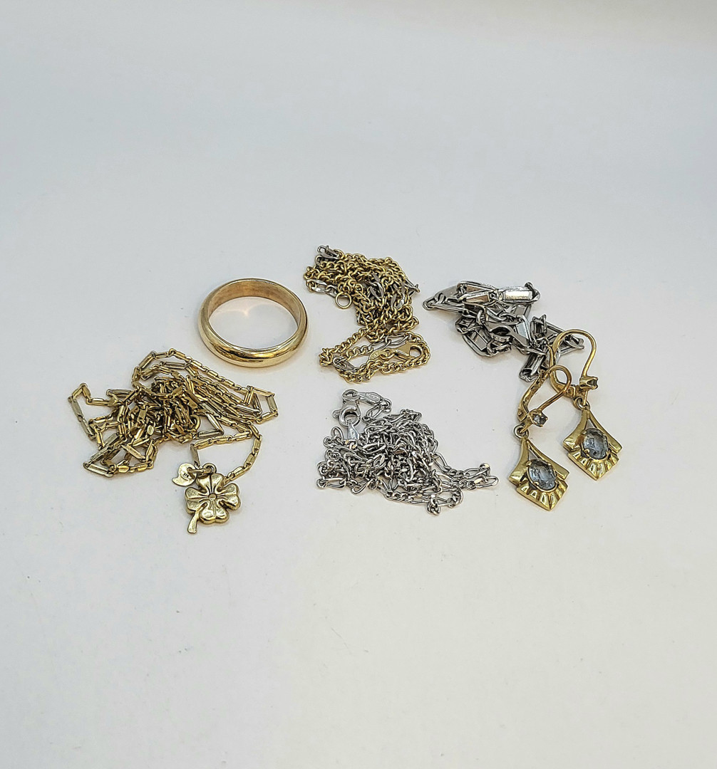 Vari oggetti oro pietre