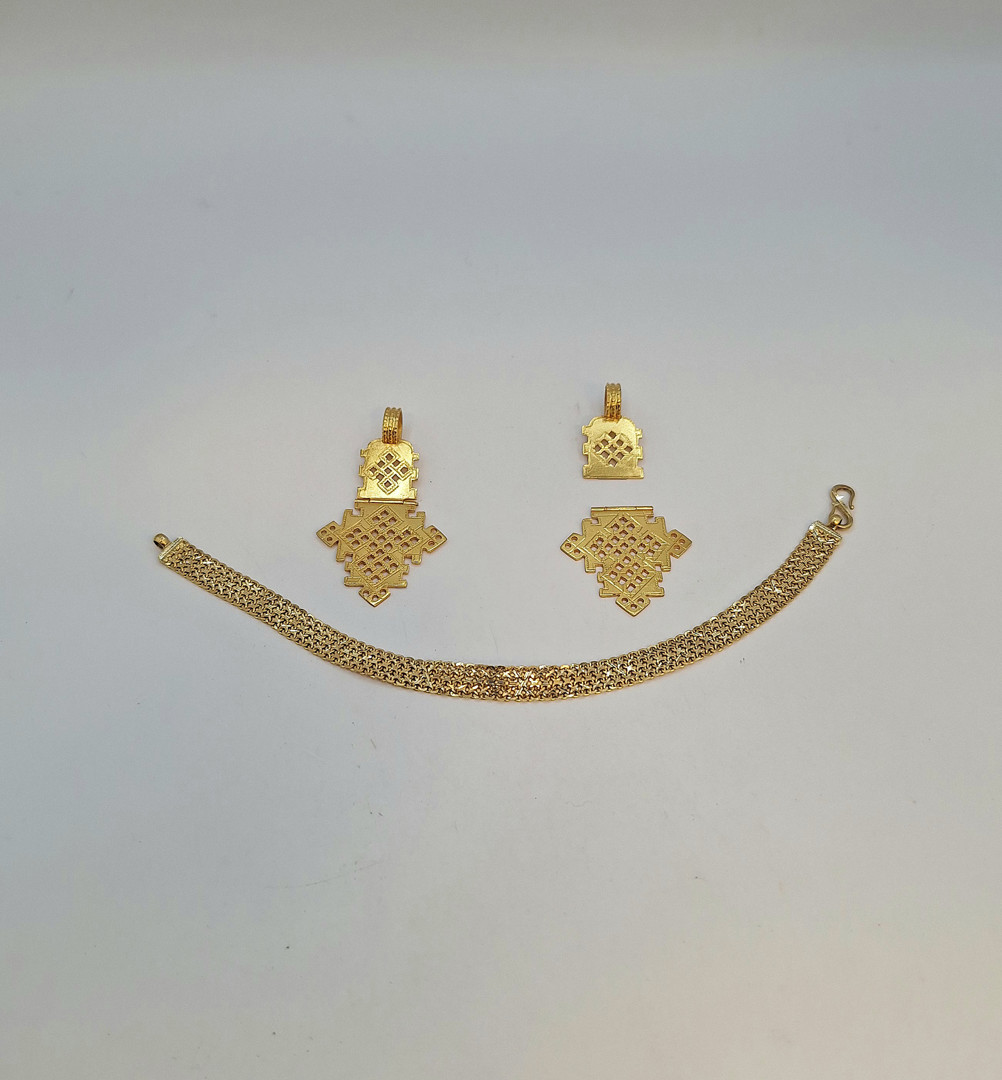 Bracciale e due ciondoli oro 