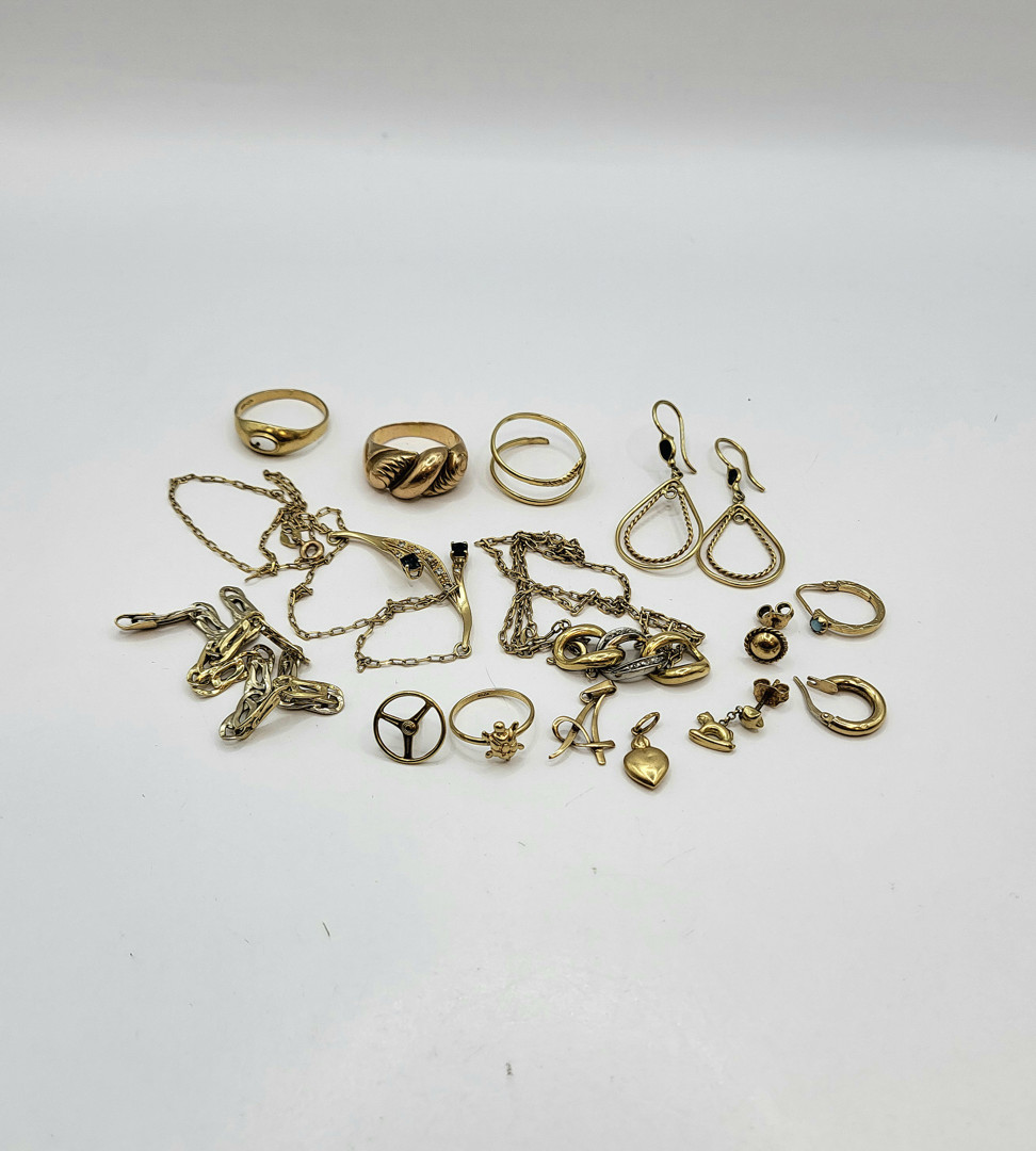 Vari oggetti in oro pietre diamantini 