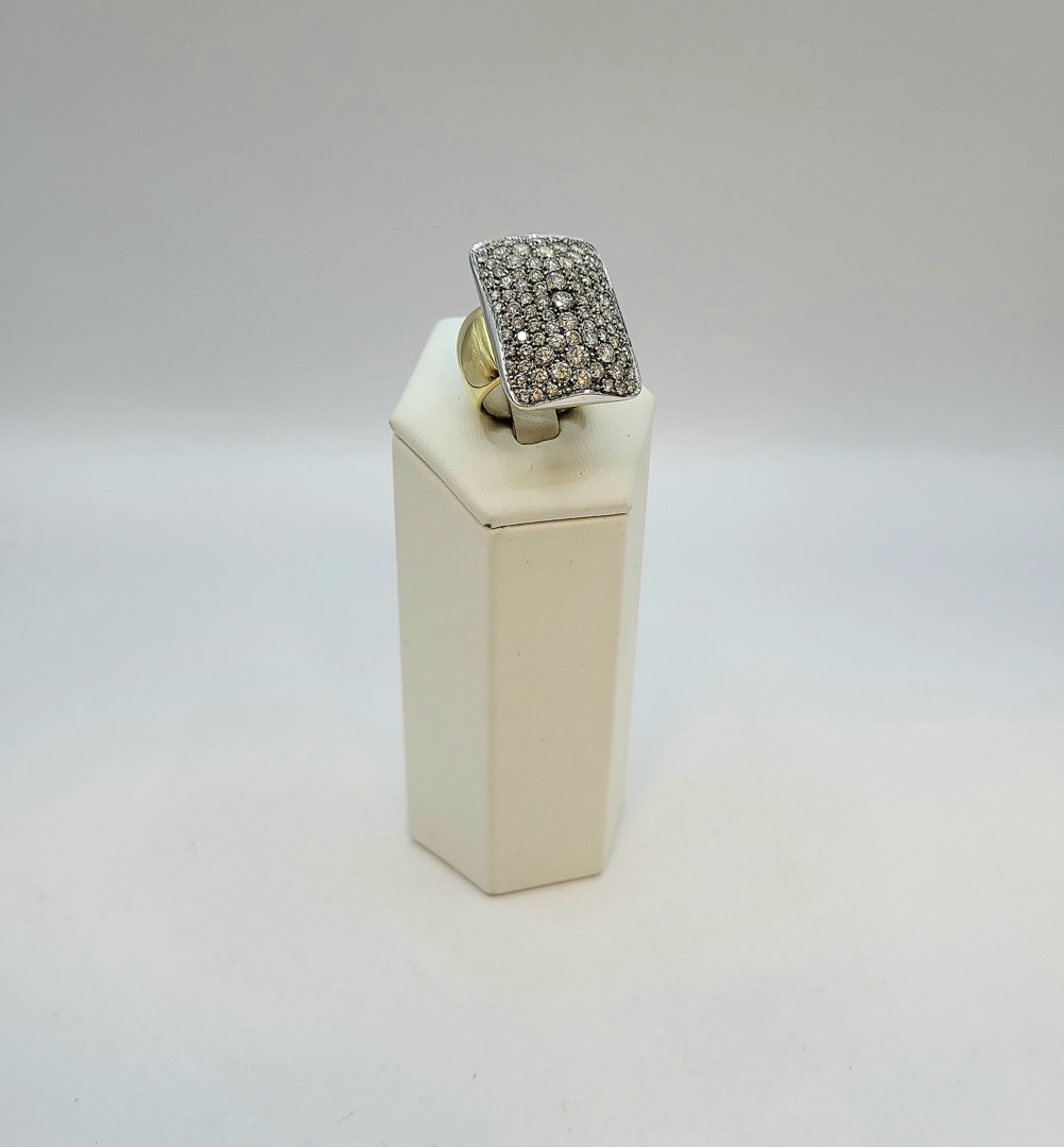 Anello oro diamanti composizione