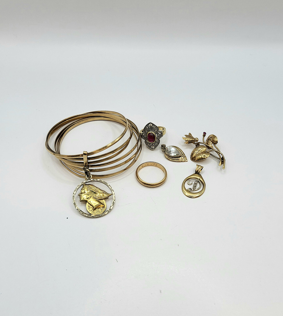 Vari oggetti oro pietre