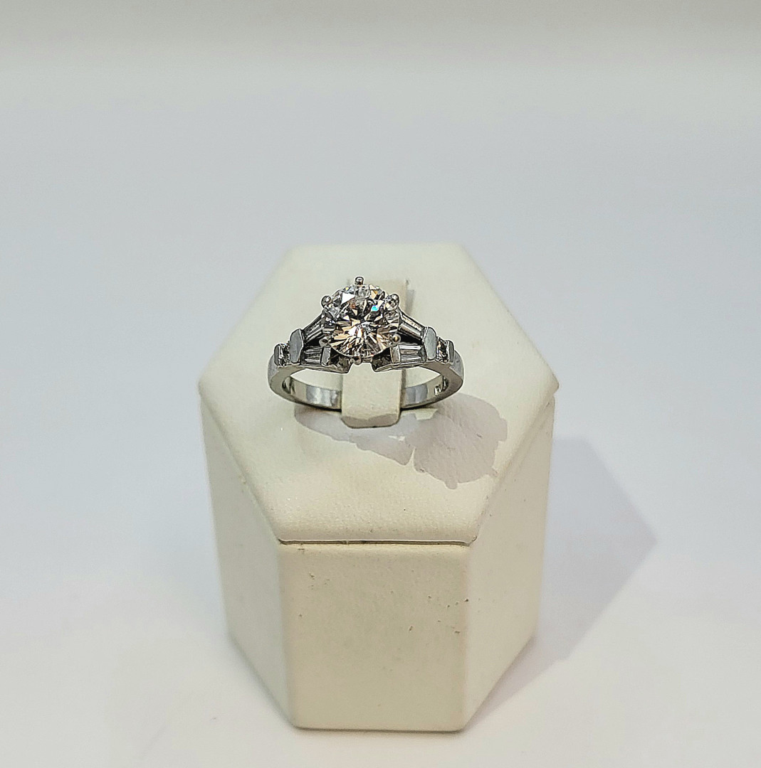 Anello in platino con diamanti