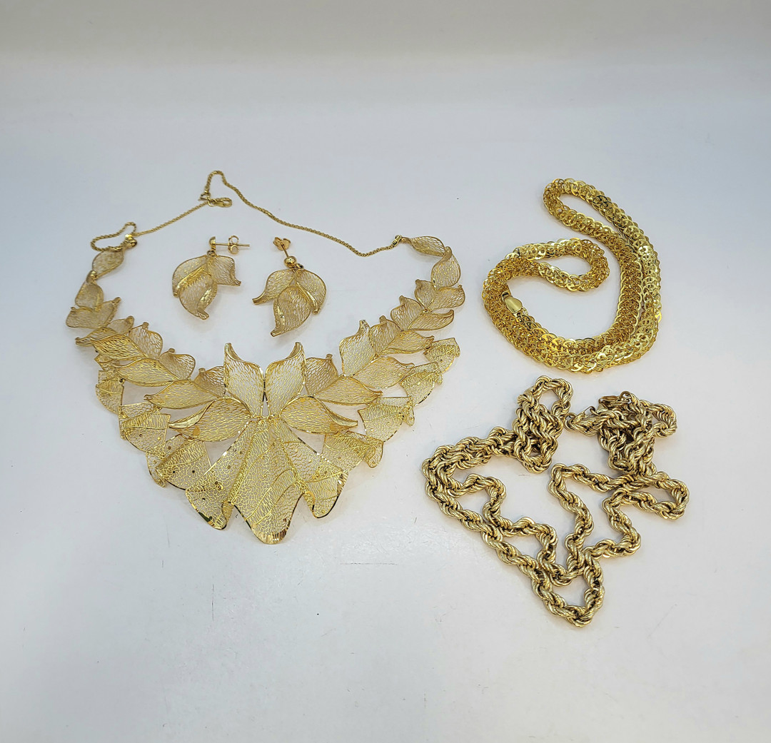 Tre collane e un paio orecchini oro 