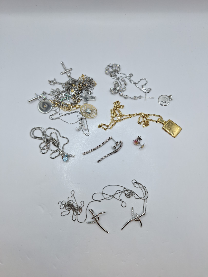 Vari oggetti in oro argento pietre diamantini pietre
