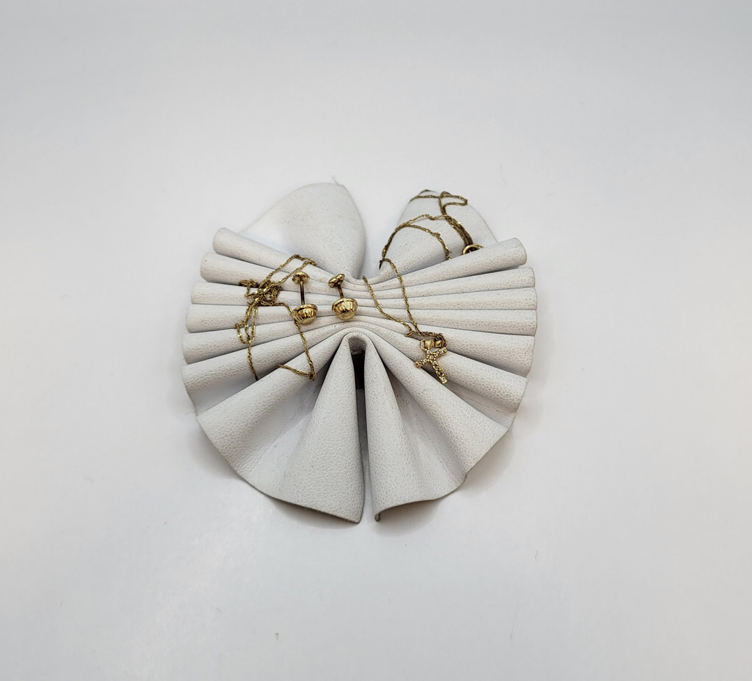 Vari oggetti oro pietre