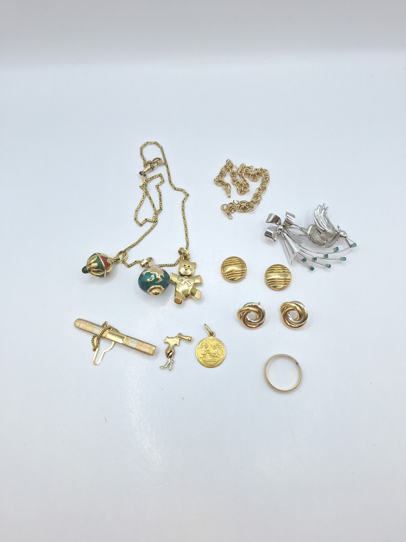 Vari oggetti in oro smalto metallo pietre