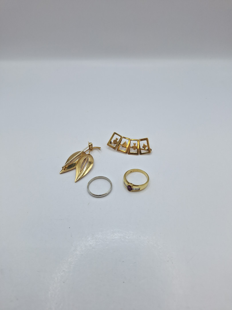 Due anelli e due spille oro pietra diamantini