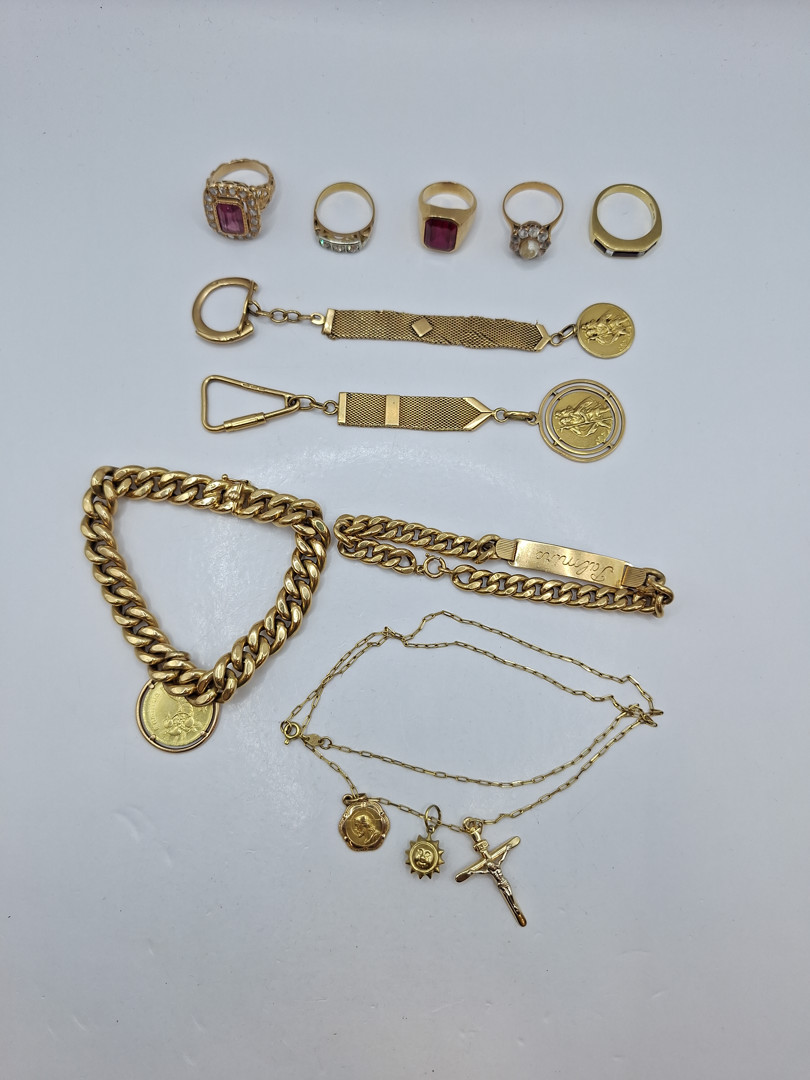Vari oggetti in oro pietre diamantini 