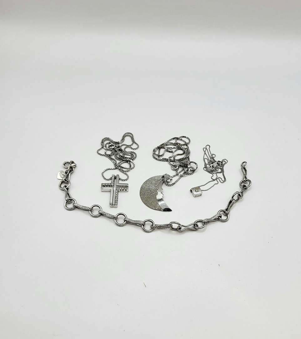 Vari oggetti oro pietre