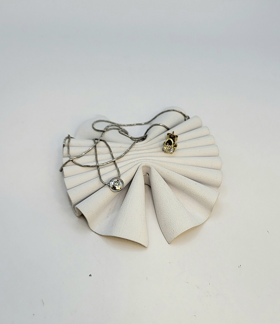 Orecchino e collana oro diamanti 