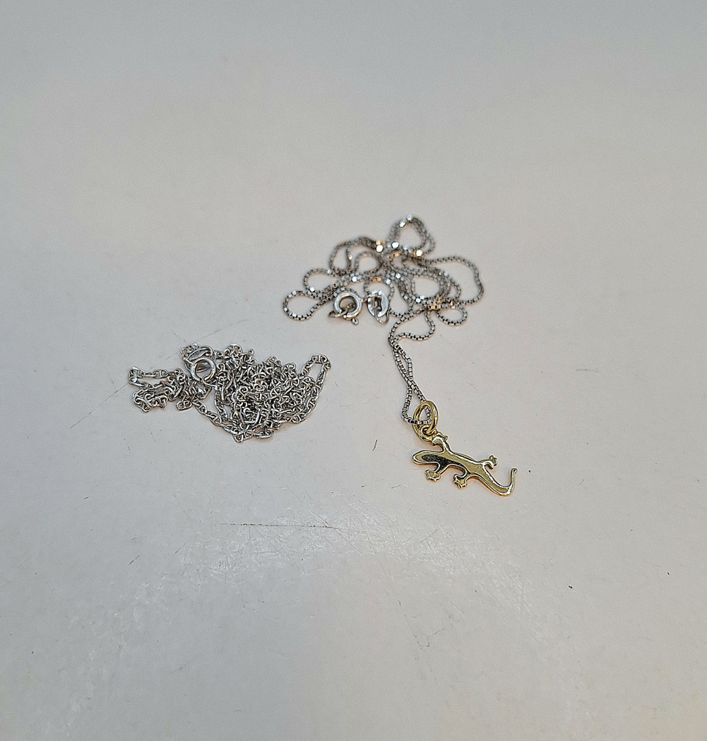 Due collane e ciondolo oro