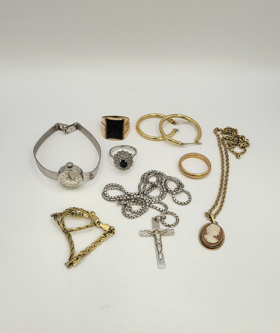 Vari oggetti in oro pietre diamantini