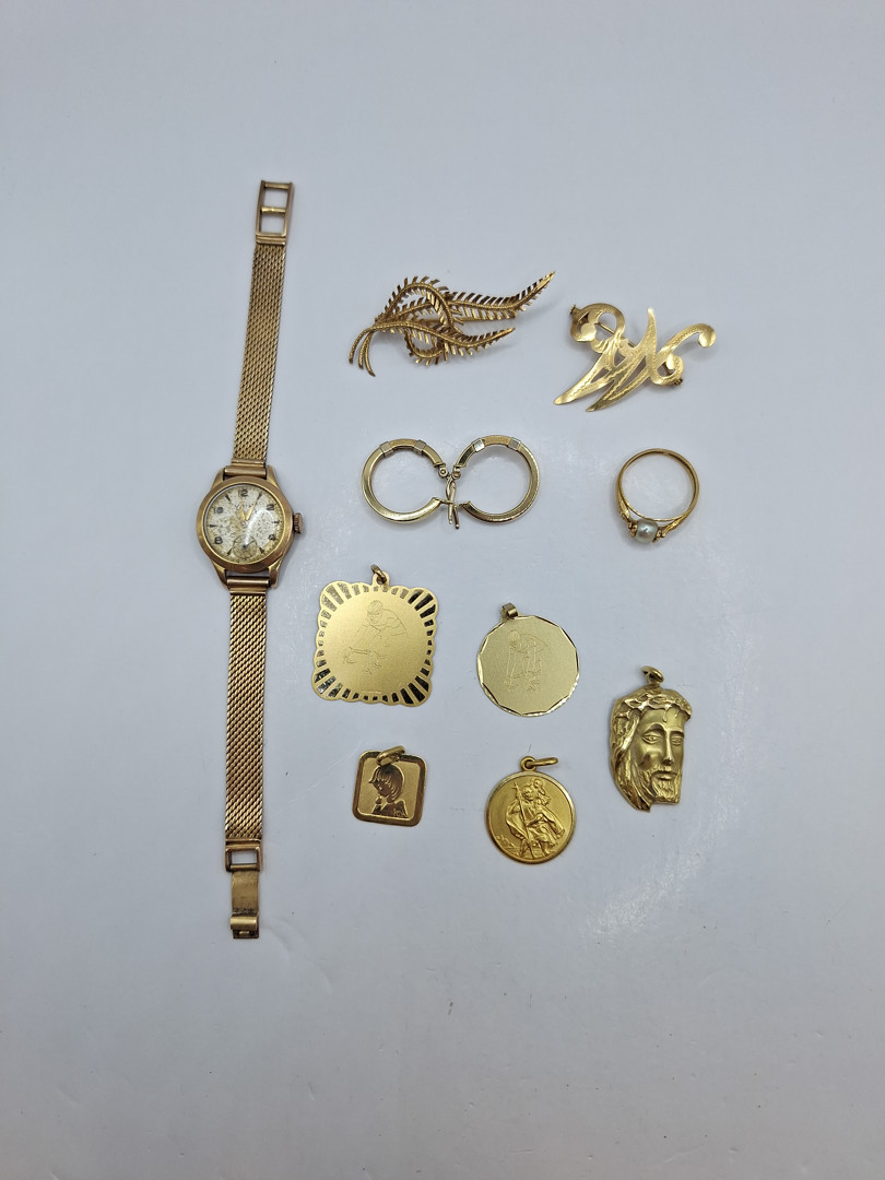 Vari oggetti in oro perla 