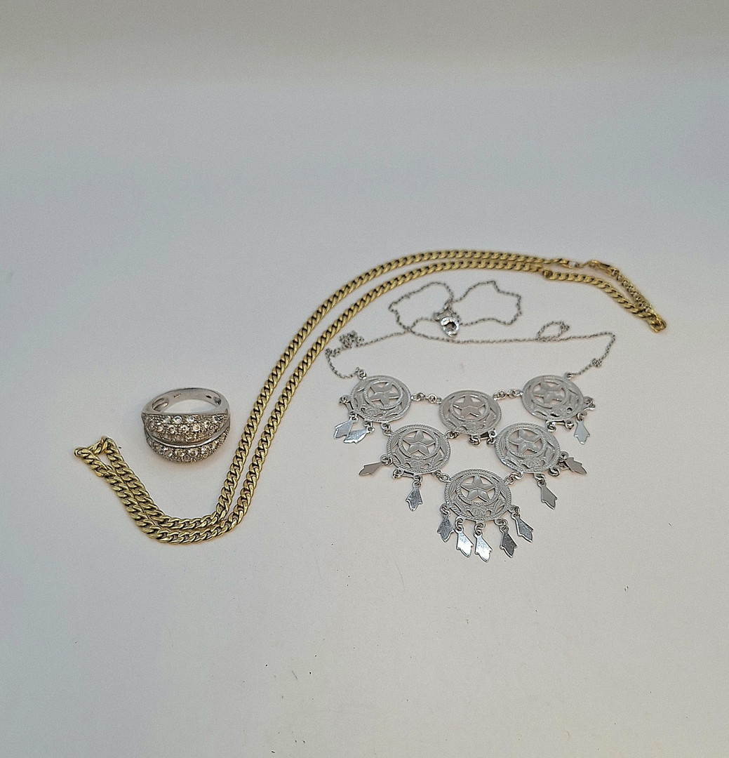 Due collane e anello oro pietre