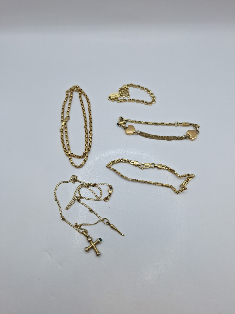 Vari oggetti in oro pietre