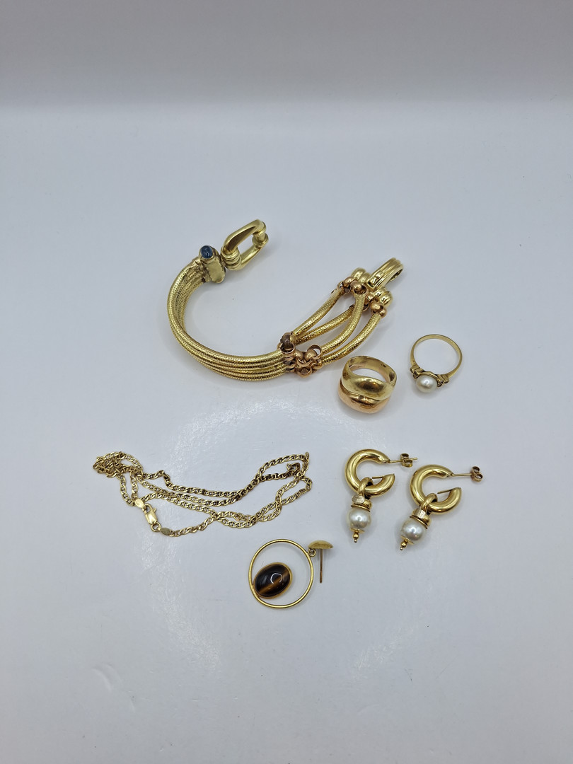 Vari oggetti in oro pietre perla 