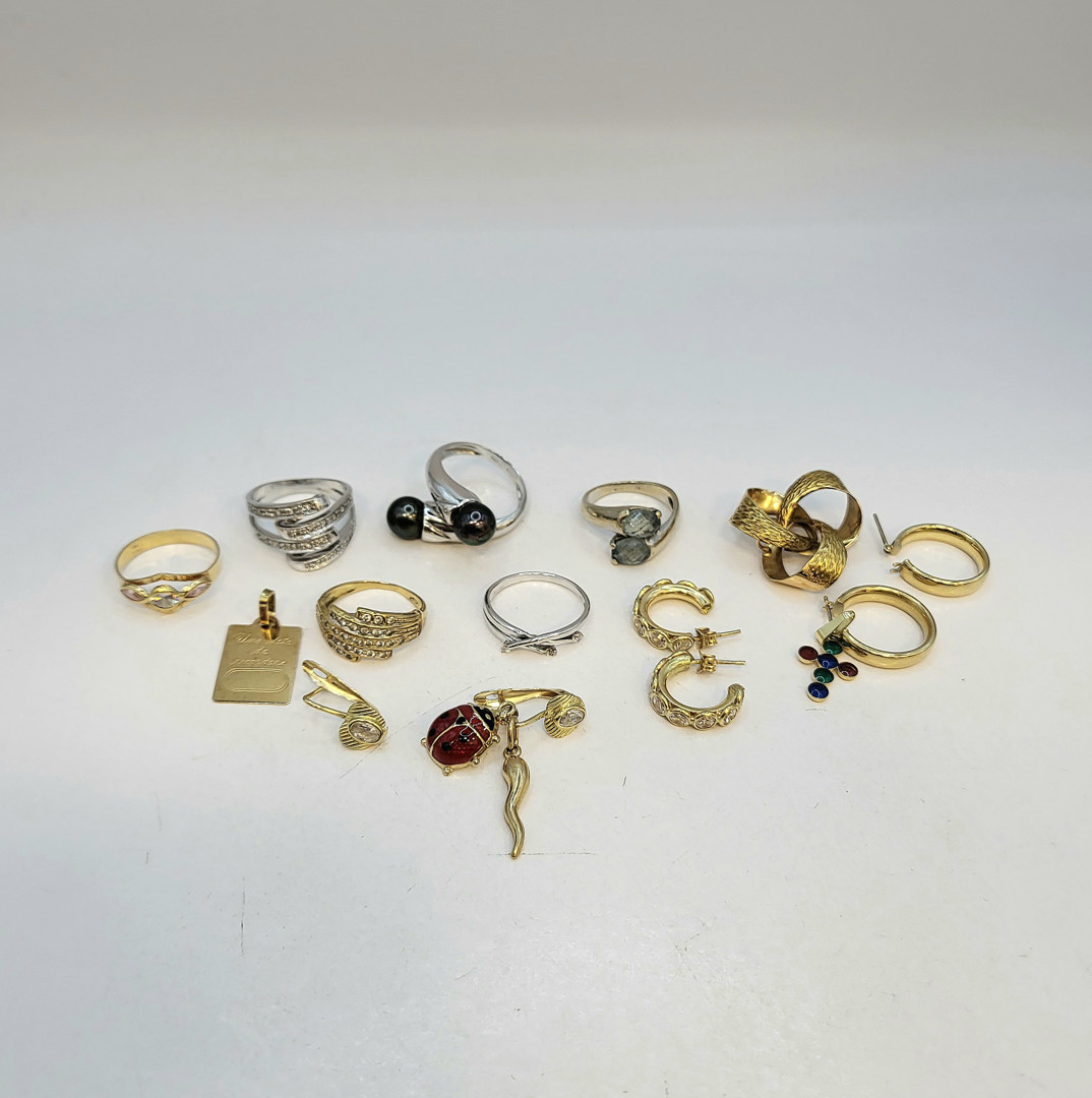 Vari oggetti oro diamanti pietre