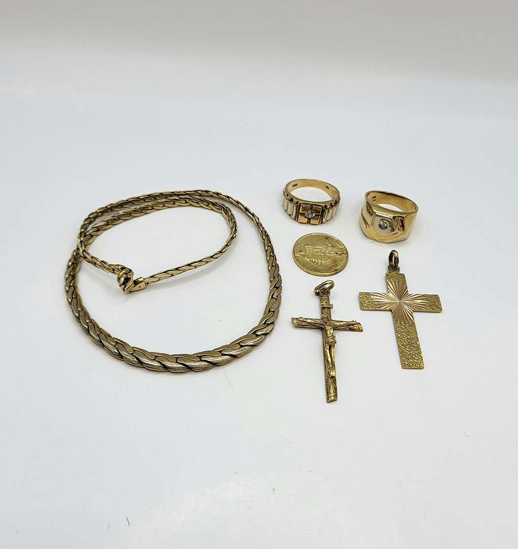 Vari oggetti oro pietre