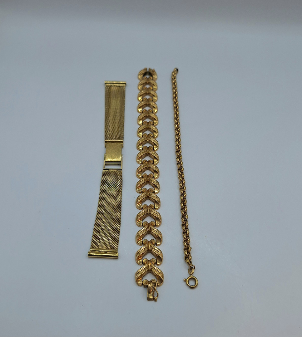 Due bracciali e cinturino per orologio oro