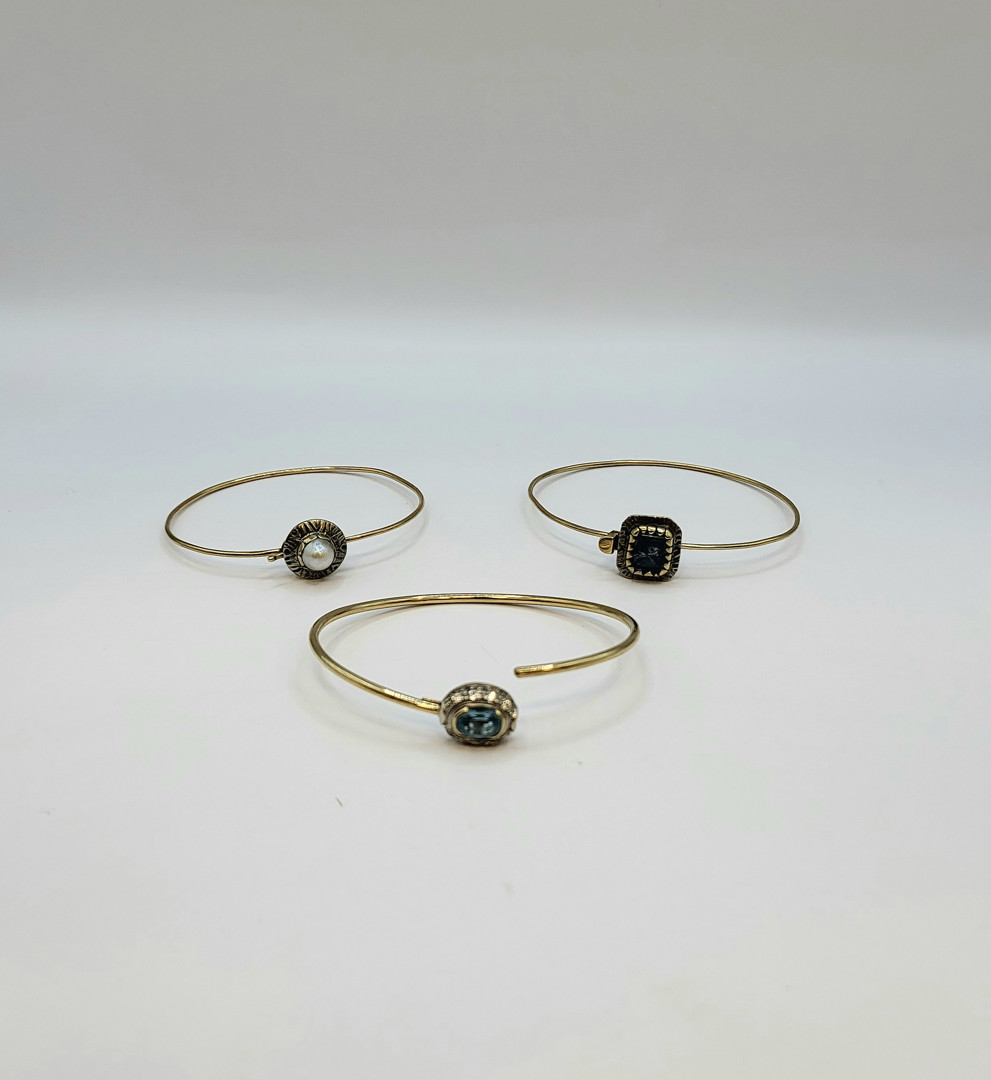 Tre bracciali oro pietre perla 