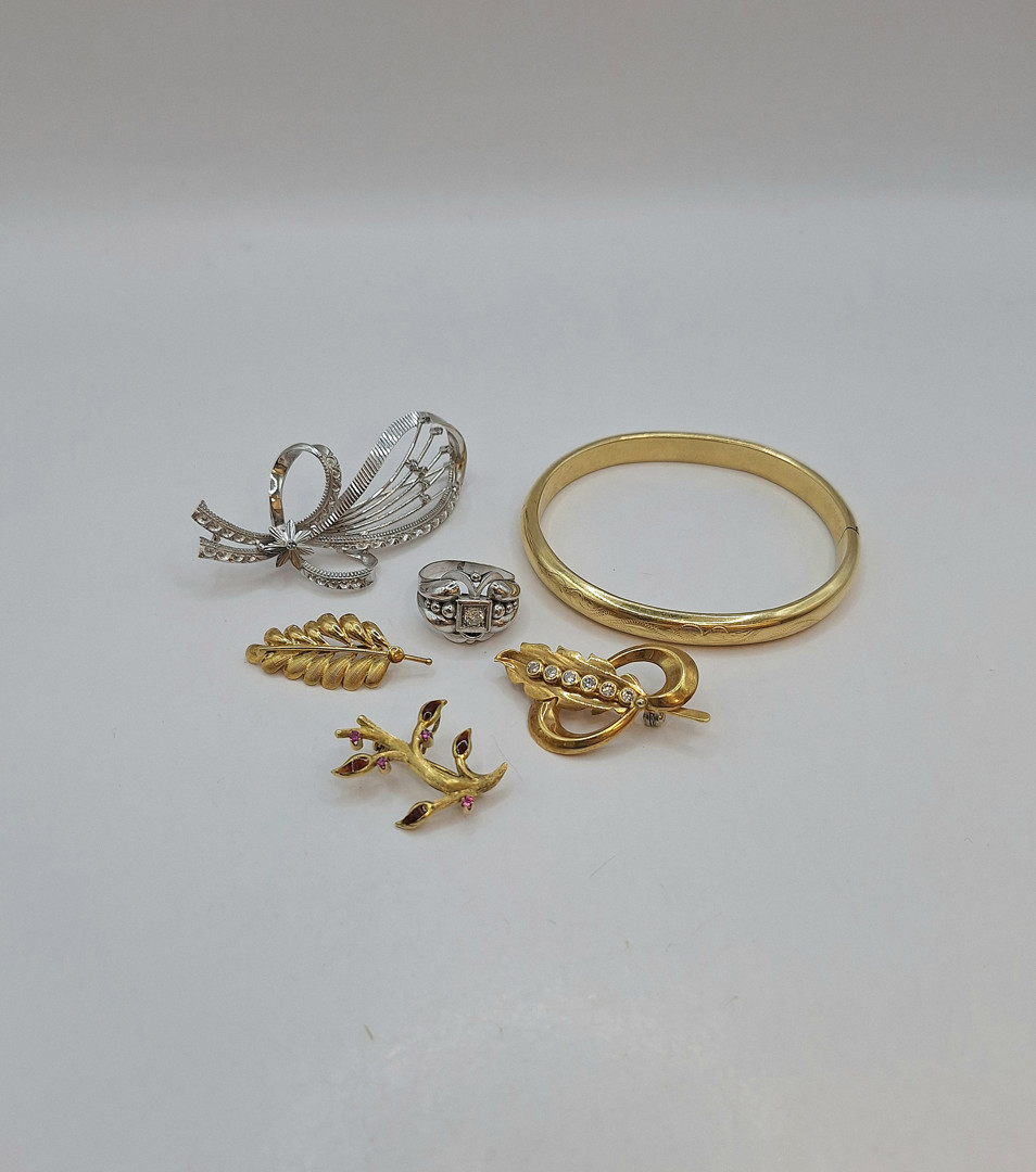 Vari oggetti oro pietre diamantini