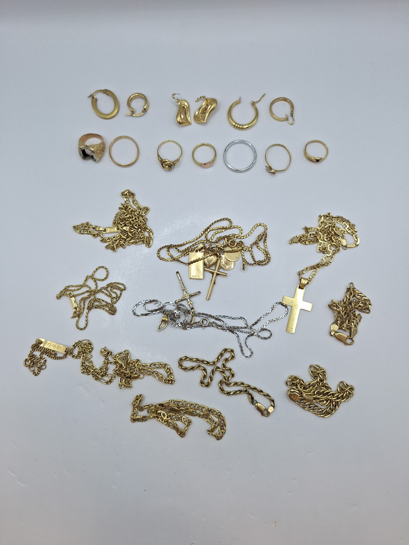 Vari oggetti in oro pietre 