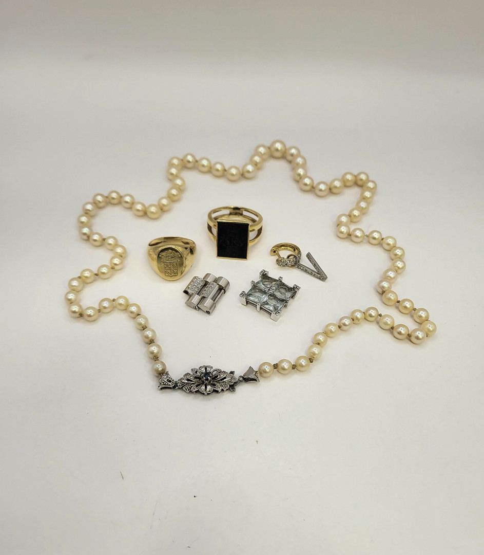 Vari oggetti oro diamanti pietre perle