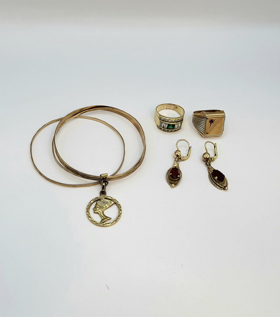 Vari oggetti oro pietre