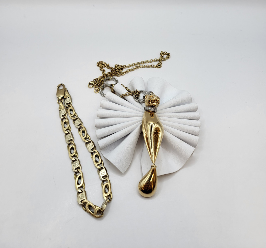 Vari oggetti oro pietre