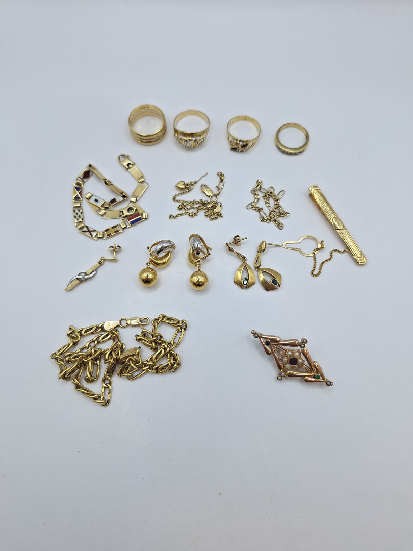 Vari oggetti in oro pietre perline 